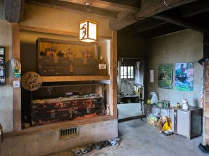 広い玄関土間には、古民家にもともとあった家具を活用し、エキゾチックな雰囲気を表現している