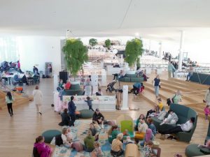 ヘルシンキ中央図書館。アクセシブルでかつ視認性の高い空間が広がる(西氏提供)