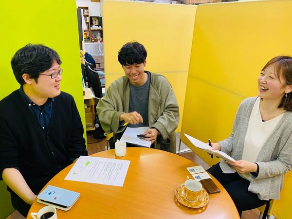 2022年12月、最寄りの江戸川橋駅からもやいの事務所へスタッフとともに伺った。大西さん(右)と田中さん(中央)と和やかにご挨拶を交わした後、昨今の経済状況を反映するようなシビアなお話を伺うことになった