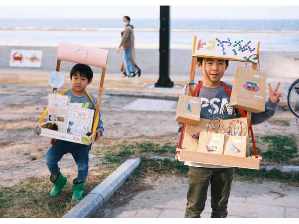 まちなかを屋台が回遊、人もそれに合わせて移動。なんだか、湯かいな風景