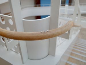 デンマークのハンディキャップ オーガニゼショナーズ ハウスの階段に取り付けられている手すり。現在の階数をドットの数で表現している(西氏提供)