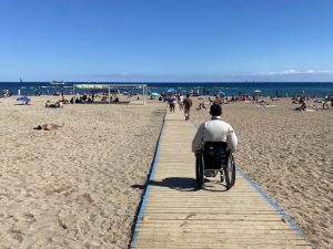 バルセロナのビーチ。車いすやベビーカーでも楽しめる環境デザインとなっている(西氏提供)