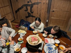 多国籍の外国人ゲストと一緒に夕食のすき焼きを楽しむひととき