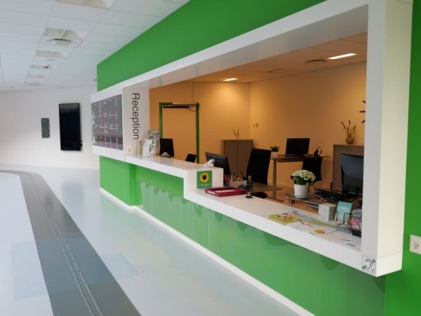 バルセロナ市街のフラットでアクセシブルな街並み。店舗の入り口もフラットに設計されている(西氏提供)