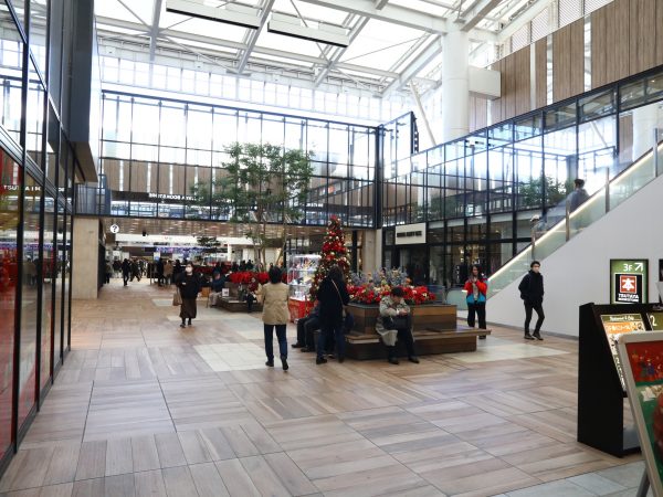 南改札と中央改札を結ぶ通路。ベンチがあるので休憩や待ち合わせにも便利。駅もリニューアルされて使いやすくなった