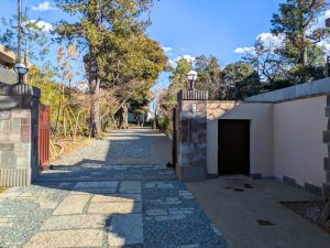 荻外荘の門には、「近衛」の表札がある。当時よりここから入っていった