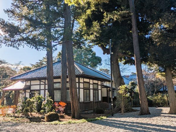 荻外荘の門には、「近衛」の表札がある。当時よりここから入っていった