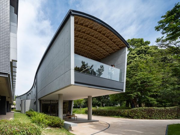 2024年に建てられた「こども本の森 熊本」の建物外観(写真:小川重雄)