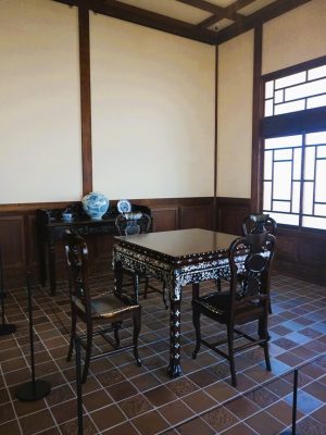 荻窪会談では、この東側にある玄関が使われた。現在は、北側にある戦後に作られた玄関が利用されている