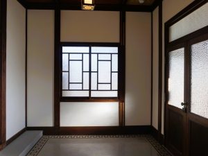 荻窪会談では、この東側にある玄関が使われた。現在は、北側にある戦後に作られた玄関が利用されている