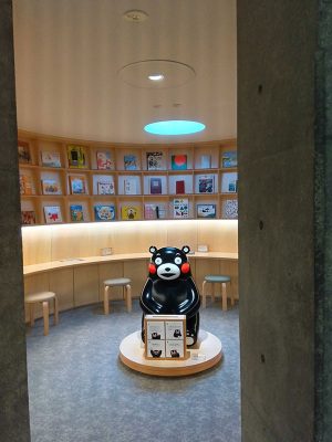 壁の本棚に小さく空いた空間から光が取り入れられている。おもわず入る人もいる