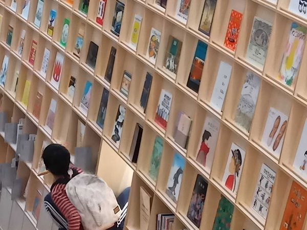 壁の本棚に小さく空いた空間から光が取り入れられている。おもわず入る人もいる