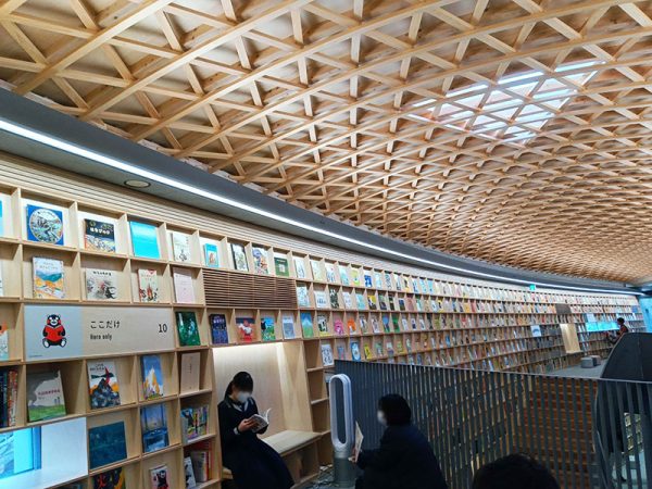 2階の様子。天井の木材が織りなす幾何学的な模様が美しい。三角形の天窓から自然の光が採り入れられてる