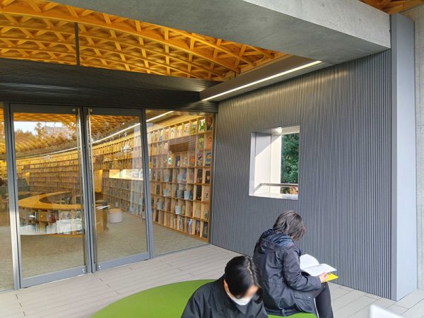 2階の様子。天井の木材が織りなす幾何学的な模様が美しい。三角形の天窓から自然の光が採り入れられてる