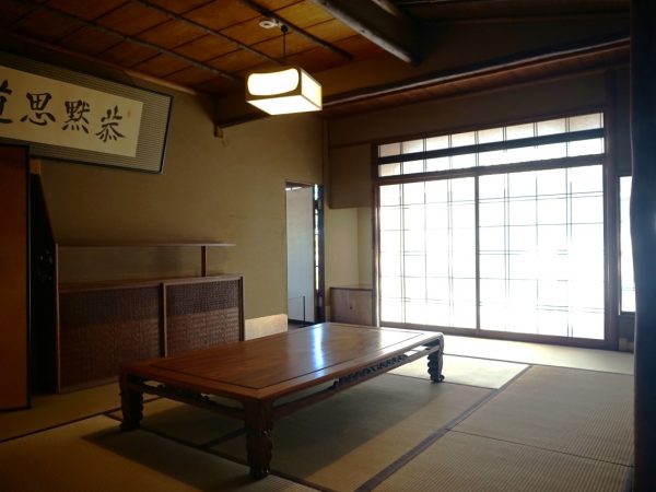 玄関脇の応接室の床には、昔からの龍の模様の敷瓦(右)と再現したもの(左)が並ぶ