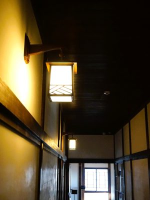 廊下の電灯は、行燈をイメージした和洋折衷のデザインだ。再現したものとオリジナルが利用されている