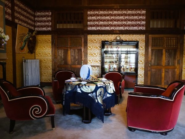 荻窪会談が実際に開催された客間を再現。色彩や調度品の忠実な復原を目指した