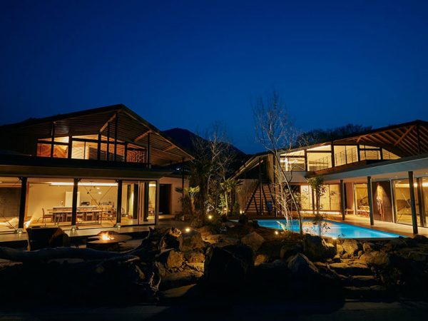 リビング、寝室、浴室からも海と島を望める