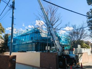 荻外荘の向かいに建築中の展示棟。隈研吾建築都市設計事務所が設計を担当