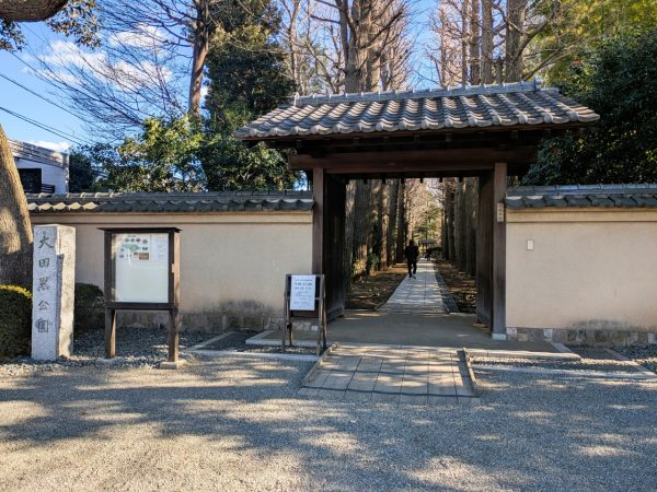 荻窪駅のバス停に停車中の荻窪三庭園を巡る「グリーンスローモビリティ」の姿