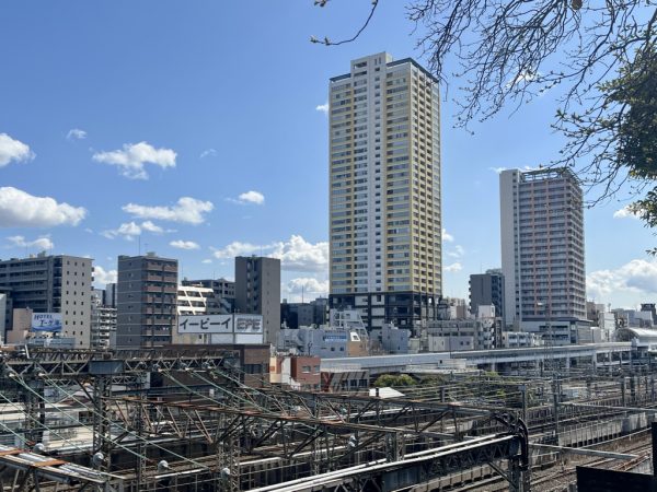 JR西日暮里駅は、荒川区の南西部にあたる西日暮里地域に位置する山手線駅の一つだ。西日暮里駅前地区の市街地再開発はどのように進み、いつごろ完成するのだろうか。その概要を見ていこう。