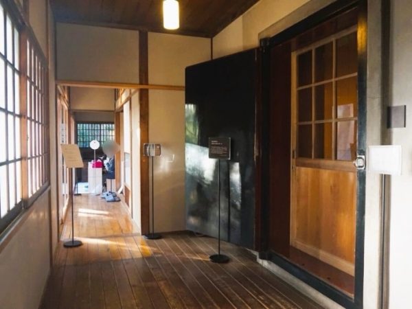 荻窪会談では、この東側にある玄関が使われた。現在は、北側にある戦後に作られた玄関が利用されている