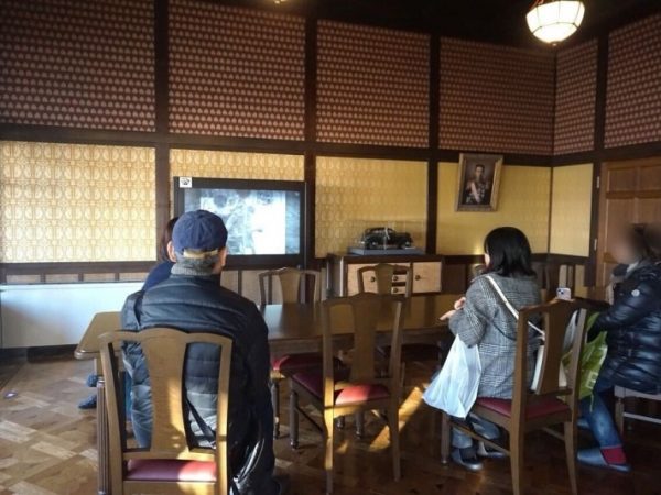 荻窪会談が実際に開催された客間を再現。色彩や調度品の忠実な復原を目指した