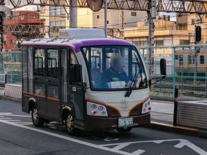荻窪駅のバス停に停車中の荻窪三庭園を巡る「グリーンスローモビリティ」の姿