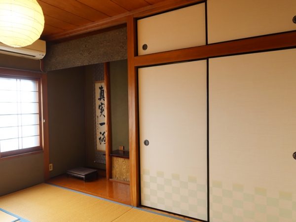 右がUDON HOUSE。広く周囲を見渡すと使われていないだろう建物もあり、不動産価格は高くはないであろうことが想像できる