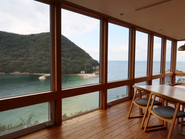 リビング、寝室、浴室からも海と島を望める