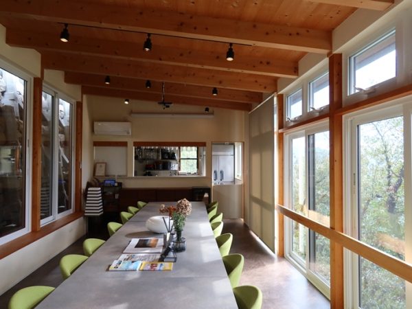 リビング、寝室、浴室からも海と島を望める