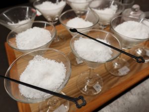 同じ場所の海水でも汲みだした日時で味が違うという。舐めさせていただいて驚いた、本当に違った