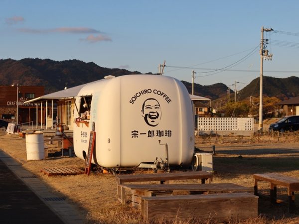 日本のウユニ塩湖と呼ばれる父母ヶ浜、桜の名所紫雲出山などの絶景がSNSで注目を集め、2016年からの6年間で訪れる人が約100倍にも増えた香川県三豊市。移住者、起業する人が増えて活気づく地域の変化の要因、地域の魅力を聞いてきた。