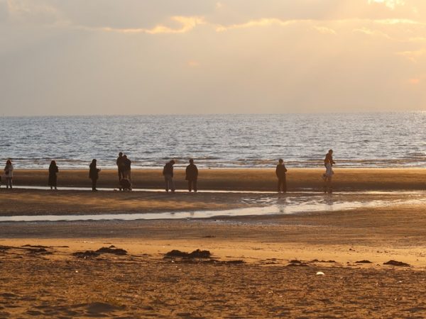 父母ヶ浜。実際には水鏡に映る写真を撮るのが人気