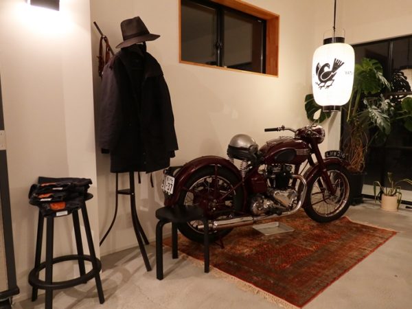 藤岡さんのスタジオで。美しいバイクが置かれていた