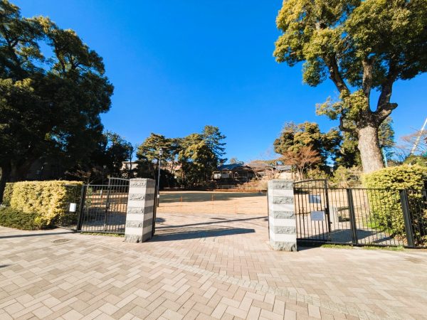 荻窪駅のバス停に停車中の荻窪三庭園を巡る「グリーンスローモビリティ」の姿