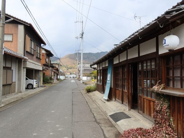 右がUDON HOUSE。広く周囲を見渡すと使われていないだろう建物もあり、不動産価格は高くはないであろうことが想像できる
