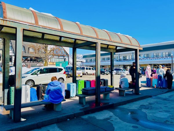 ▲白馬駅前のバス停でも外国人観光客が行列をなす。中高生アンケートの自由回答の中では「世界中からお客さんがくる場所であり自然を大切にしている場所でもある白馬村にしたい」「観光客の受け入れが寛大な自然を守る村にしたい」「観光客がたくさん来るようなイベントをして、白馬の素晴らしさや地球との向き合い方を伝えたい」との意見が目を惹いた。世界的なリゾートタウンを目指したい半面、白馬の自然や住環境は守りたいという想いが強いようだ