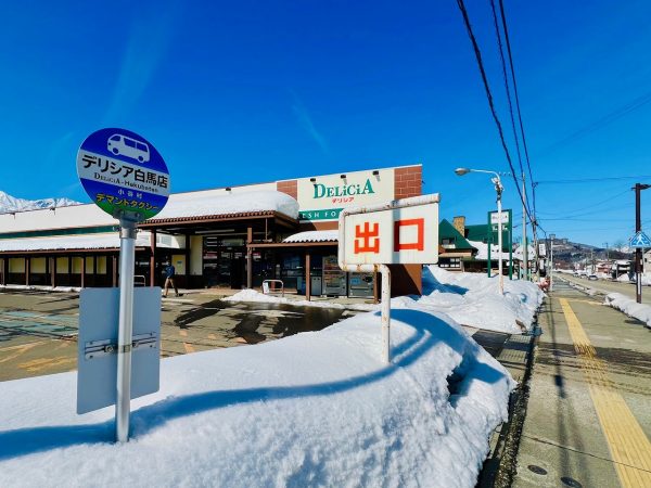 ▲白馬駅前のタクシー乗り場には乗車待ちの観光客が長蛇の列をつくる。筆者も列に並んでみたが、タクシーの台数が足りず30分待ってようやく1台という印象。タクシー不足をカバーするため、スノーシーズンになると他県のタクシー会社から運転手と車両が派遣されてくるそうだ