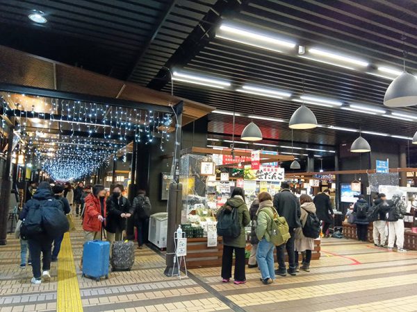 越後湯沢駅内の様子(2025年3月撮影)。多くの観光客でにぎわっている