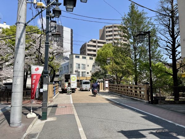 板橋の由来となった「石神井川」に架かる「板橋」(2025年4月上旬撮影)