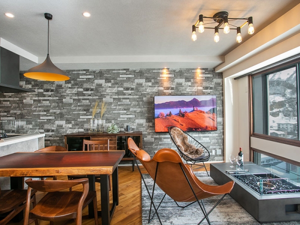 越後湯沢駅から徒歩3分ほどの立地にあるKさんの部屋。窓からは湯沢町の雪景色が見える