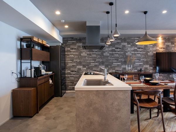 越後湯沢駅から徒歩3分ほどの立地にあるKさんの部屋。窓からは湯沢町の雪景色が見える