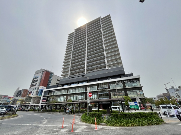 2009年に建設された再開発ビル「ヴィナシス金町」(2025年4月中旬撮影)