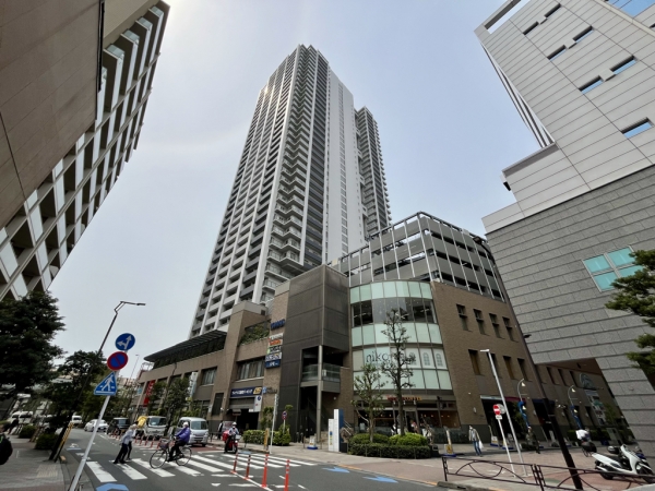 2009年に建設された再開発ビル「ヴィナシス金町」(2025年4月中旬撮影)