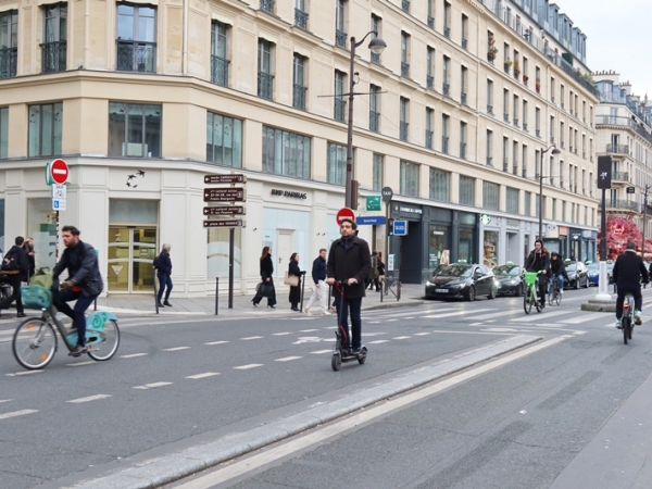 パリ市が世界に先駆けて導入した公共レンタル自転車。市内のあちこちで目に付く。それ以外の事業者も参入しており、どこでも、いつでも借りて返せるようになっている