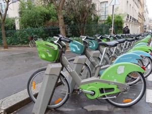 パリ市が世界に先駆けて導入した公共レンタル自転車。市内のあちこちで目に付く。それ以外の事業者も参入しており、どこでも、いつでも借りて返せるようになっている