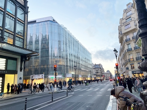パリ市が世界に先駆けて導入した公共レンタル自転車。市内のあちこちで目に付く。それ以外の事業者も参入しており、どこでも、いつでも借りて返せるようになっている