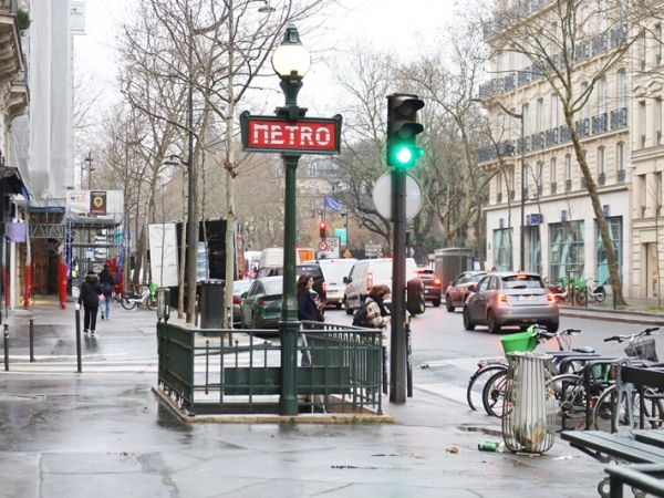 カバーするエリアも広く、便利ではあるが、パリの地下鉄は階段が多く、ほとんどエレベーターなどがないなどバリアフリーとは言いにくい