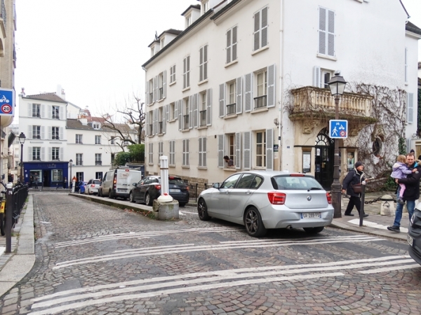 カバーするエリアも広く、便利ではあるが、パリの地下鉄は階段が多く、ほとんどエレベーターなどがないなどバリアフリーとは言いにくい